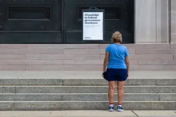 Bílý dům začal s propouštěním federálních zaměstnanců, Trump viní demokraty