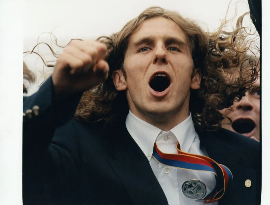 Fotografie roku 1996. Karel Poborský, hrdina českého fotbalového týmu Mistrovství Evropy, zdraví po příjezdu své příznivce.