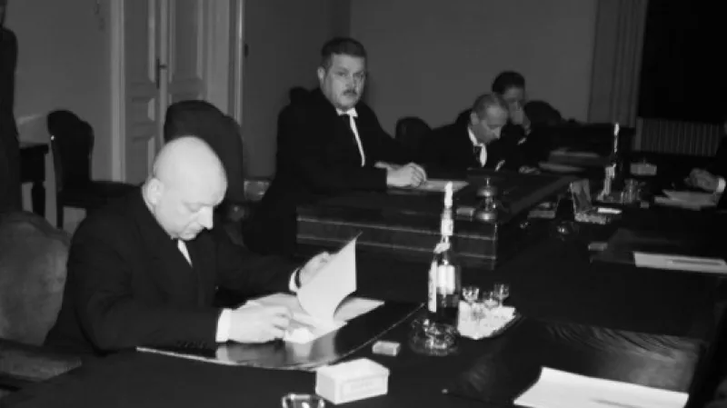 Zasedání protektorátní vlády. První Emanuel Moravec, druhý předseda vlády Krejčí.  Zdroj: ČTK