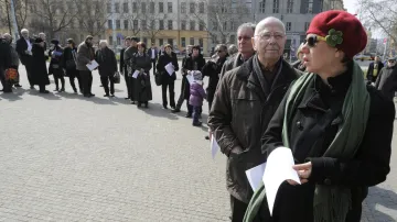 Čtení jmen obětí holocaustu na náměstí Míru