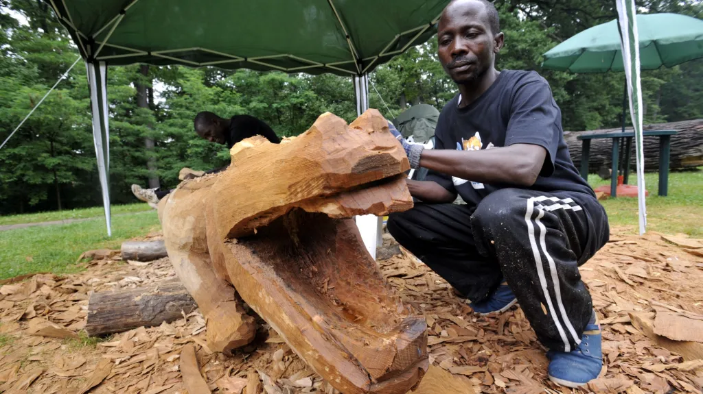Nigerijští řezbáři dělají sochy pro zlínskou zoo