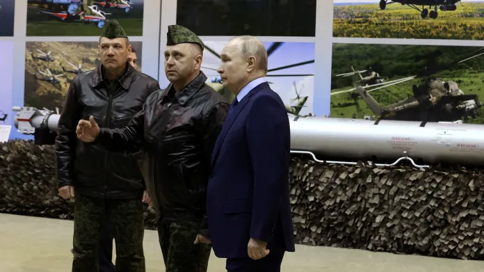 Ruský vládce Vladimir Putin s vojenskými piloty