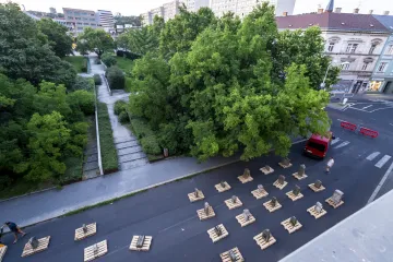 Před ústeckým muzeem instalovali historici náhrobní kameny přímo na ulici