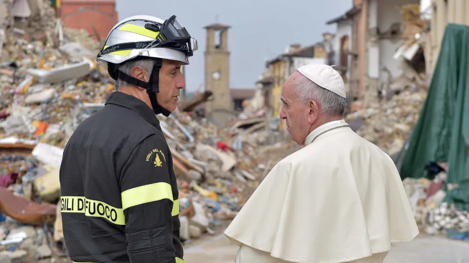 Papež František při hovoru s jedním z místních záchranářů