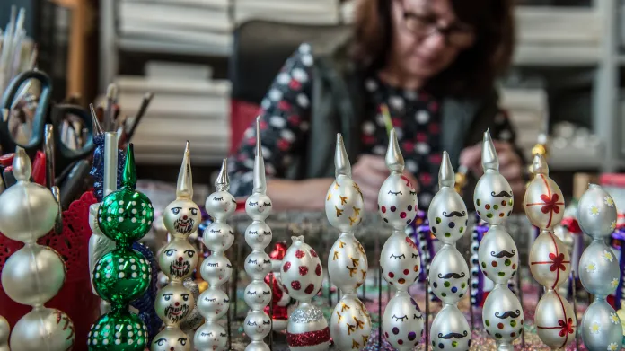 Výroba vánočních ozdob z dutých skleněných perliček v Poniklé na Semilsku