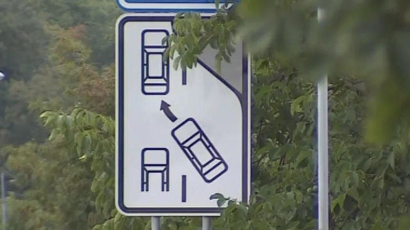 Silnice se zužuje do jediného pruhu