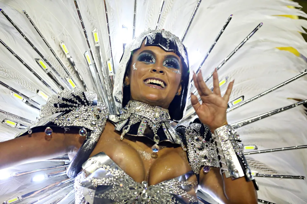 Raphaela Gomesová ze školy samby Sao Clemente během druhé noci karnevalové přehlídky na sambodromu v Riu de Janeiro