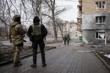 Ukrajinci odrazili desítky ruských výpadů v okolí Bachmutu. Útočníci změnili taktiku, píše ISW