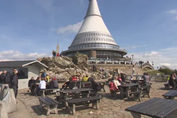 Teplé počasí vylákalo turisty do přírody i na památky