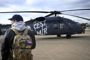 „Dárek pro Putina“ předal Ukrajině vrtulník Black Hawk