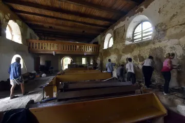 Ekologický tábor Hnutí Duha pomáhá s rekonstrukcí zdevastované památky