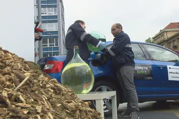 Laboratoře hledají nová paliva pro auta. Nástup elektromobilů brzdí málo dobíječek