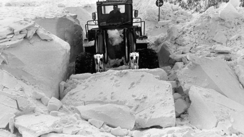 Sněhová kalamita postihla i okolní země - na snímku odklízení sněhu v severoněmeckém Šlesvicku-Holštýnsku (2. ledna 1979)