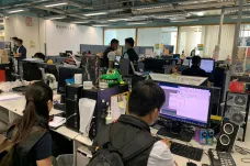 Zátahu v redakci hongkongského deníku Apple Daily se účastnilo pět set policistů, šéfredaktor byl zatčen