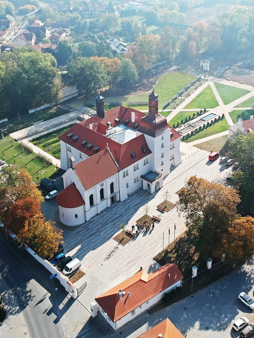 Rekonstrukce arcibiskupského zámku a zahrad na hotel, Dolní Břežany; autor: Šafer Hájek architekti s.r.o., návrh interiéru: Mimolimit s.r.o.; projektant: AED project, a.s.