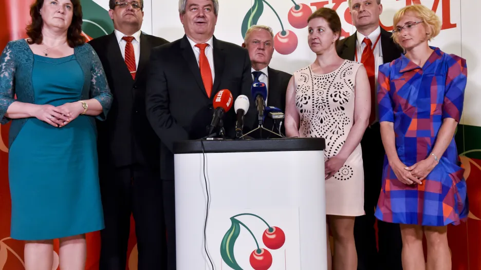 Vedení KSČM po sjezdu v dubnu 2018: zleva předsedkyně rozhodčí komise Helena Vrzalová, první místopředseda Petr Šimůnek, předseda Vojtěch Filip, místopředseda Václav Ort, předsedkyně revizní komise Marie Pěnčíková, místopředseda Stanislav Grospič a místopředsedkyně Kateřina Konečná