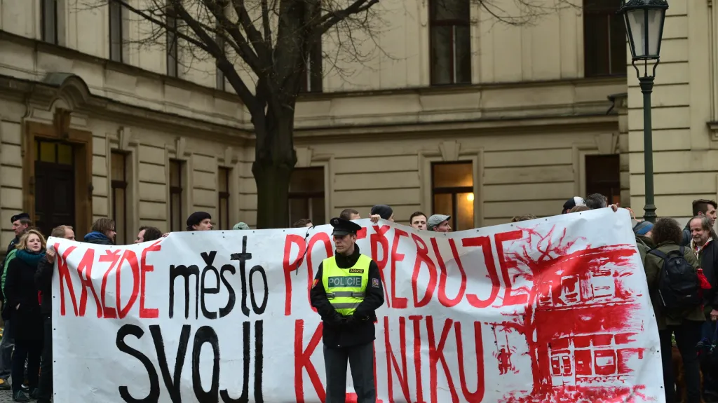 Demonstrace za Kliniku před Úřadem vlády