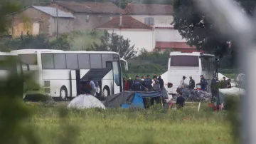 Reportéři mezinárodních agentur situaci sledovali zpoza plotů. Z tábora podle AFP odjelo několik autobusů se stovkami migrantů.