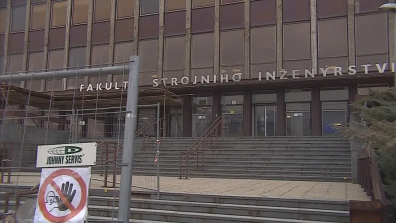 Vnější poškození nosných sloupů rekonstrukci prodraží