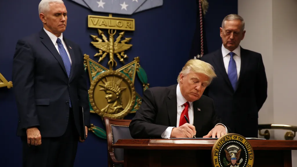 Donald Trump při podpisu druhého prezidentského dekretu proti imigraci