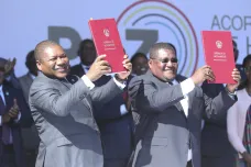 Naděje na konec násilí v Mosambiku. Prezident a lídr opozice podepsali mírovou smlouvu