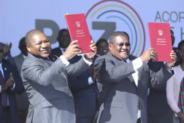 Naděje na konec násilí v Mosambiku. Prezident a lídr opozice podepsali mírovou smlouvu