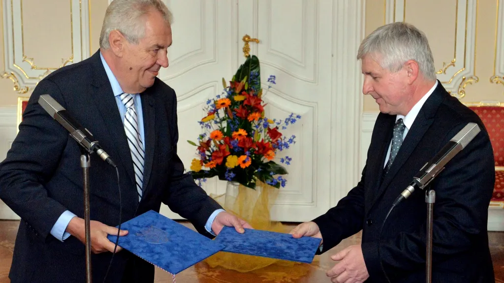 Jiří Rusnok předává demisi vlády Miloši Zemanovi