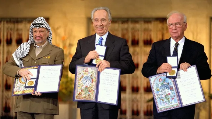 Palestinský předák Jásir Arafat, izraelský ministr zahraničí Šimon Peres a izraelský premiér Jicchak Rabin při přebírání Nobelovy ceny míru v roce 1994