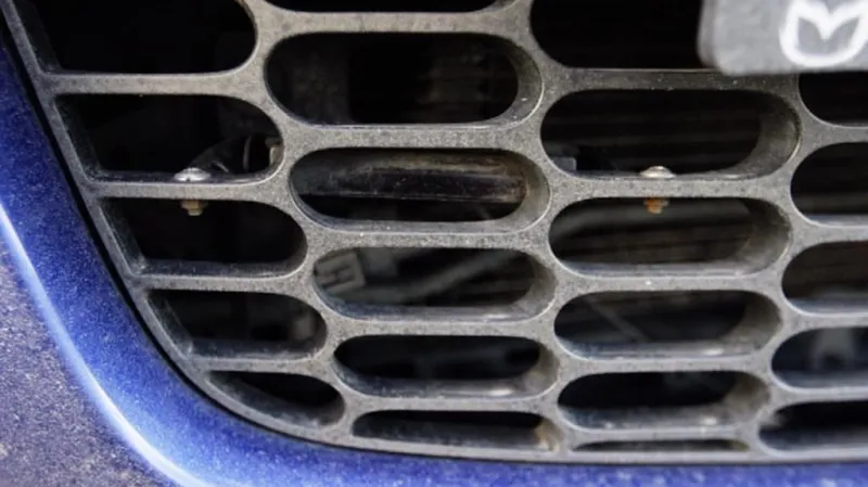 Antiradar zabudovaný v masce auta