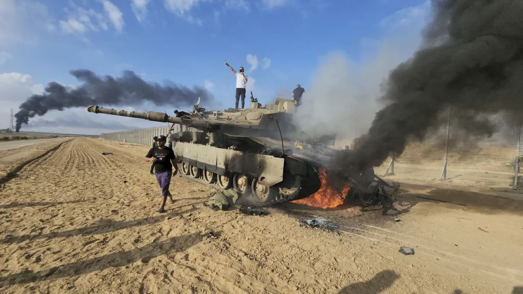 Snímek fotografa AP ze dne 7. října, kdy teroristé Hamásu zničili izraelský tank poté, co pronikli za hranice