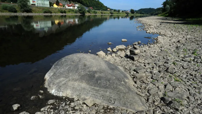 V korytě řeky Labe u Těchlovic se kvůli suchu objevil hladový kámen