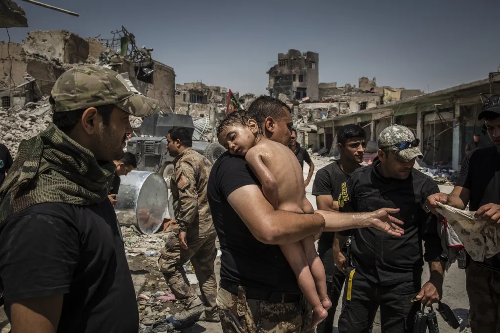 První cena v kategorii Reportáž (série). Boj o Mosul. 10. července 2017 prohlásila irácká vláda po řadě měsíců bojů město za osvobozené od Islámského státu, který ho dobyl o tři roky dříve. OSN vyčíslila počet civilních obětí konfliktu na téměř 4200. Lidskoprávní organizace poukazovaly na extrémní využívání civilistů jako lidských štítů. Ti, kteří ve městě přežili a rozhodli se zůstat, se stali zcela závislí na potravinové pomoci.