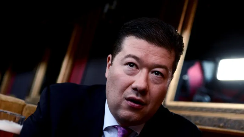 Tomio Okamura sleduje volby