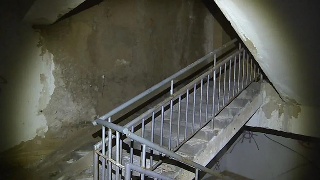 Zdevastovaný interiér podchodu pro pěší