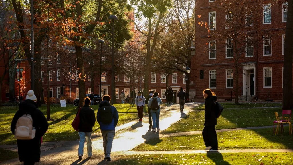 Studenti v kampusu Harvardovy univerzity