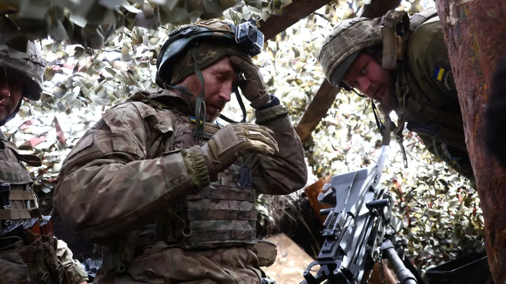 Ukrajinští příslušníci ozbrojených sil operují v zákopech na frontě v okolí Bachmutu