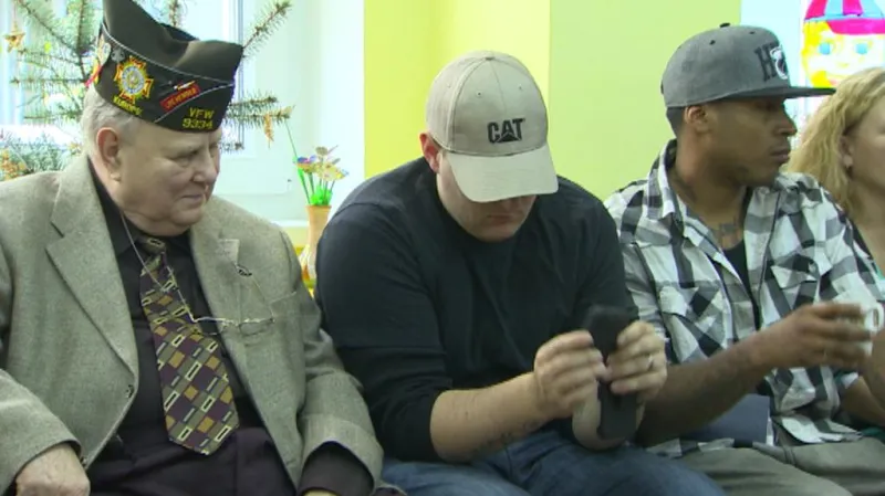 Američtí vojáci mezi dětmi v Mostě