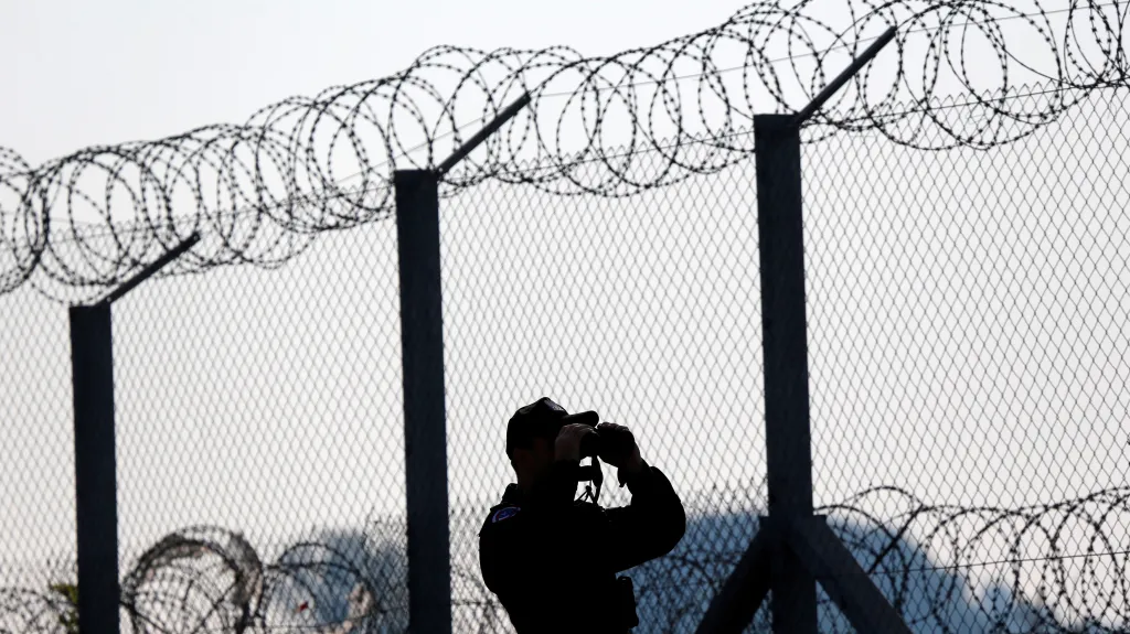 Stráž u plotu na srbsko-maďarské hranici
