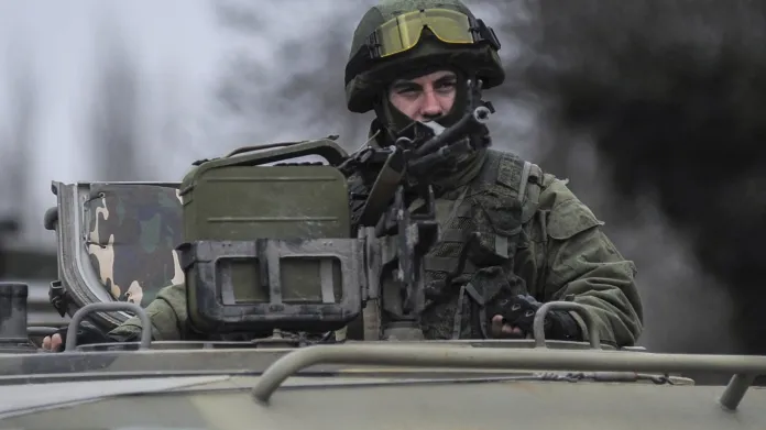 Ozbrojenec v Balaklavě na jihozápadě Krymu