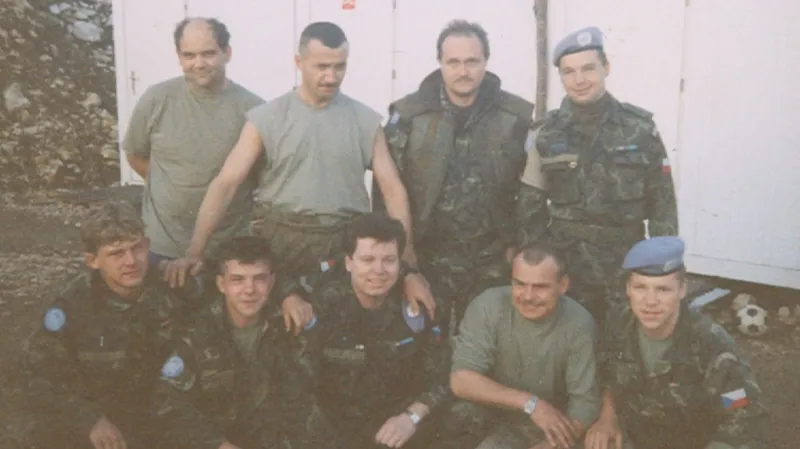 Skupina českých vojáků UNPROFOR (Jiří Suda vpravo dole, Petr Valeš vlevo dole, Luděk Zeman nahoře, druhý zprava)