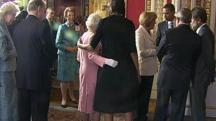 Proti protokolu. Michelle Obamová upoutala v roce 2009 kamarádským, ale nedovoleným objetím královny.