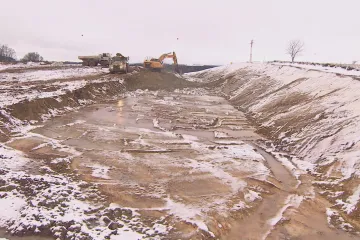 Na dálnici D11 dělníci dohánějí skluz