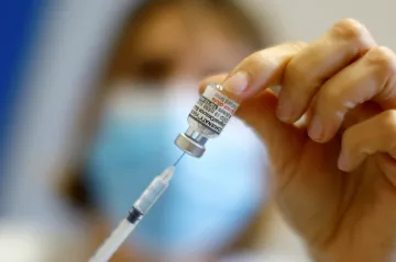 Nejvyšší čas na očkování proti covidu. Vakcinolog radí, kdy a s čím kombinovat