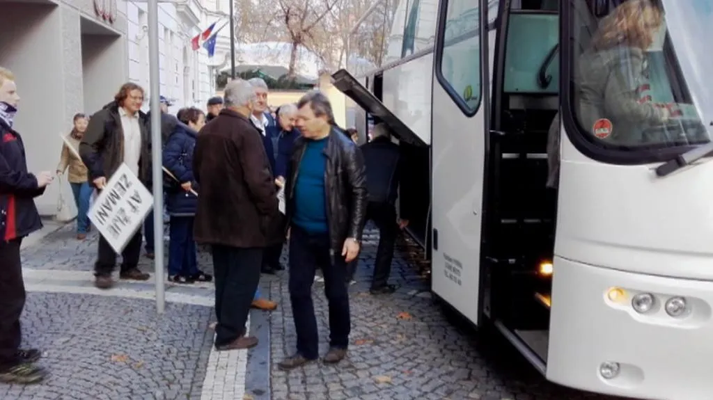 Účastníci zájezdu z Osvětiman do Prahy
