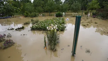 Zahrada zaplavená po bouřce se silným deštěm v Sazovicích ve Zlínském kraji