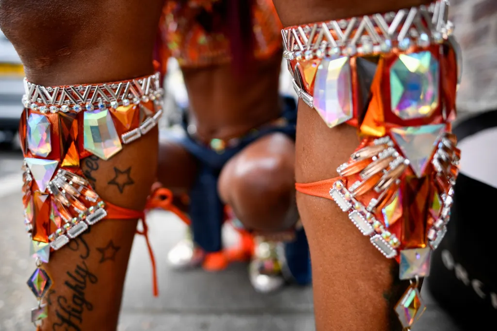 Karneval Notting Hill v Londýně se v roce 2021 nekoná. Z obav o šíření onemocnění covid-19 jeho přípravy přerušili samotní pořadatelé. Několik fanoušků se ale do londýnských ulic vydalo slavit