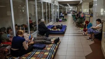 Obyvatelé Kyjeva se ukrývají ve stanici metra při ruském útoku