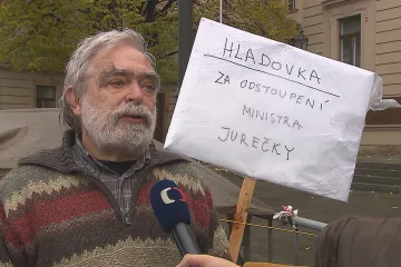 Vláda vyhověla Gruntorádově požadavku. Odvolala usnesení k Chartě 77