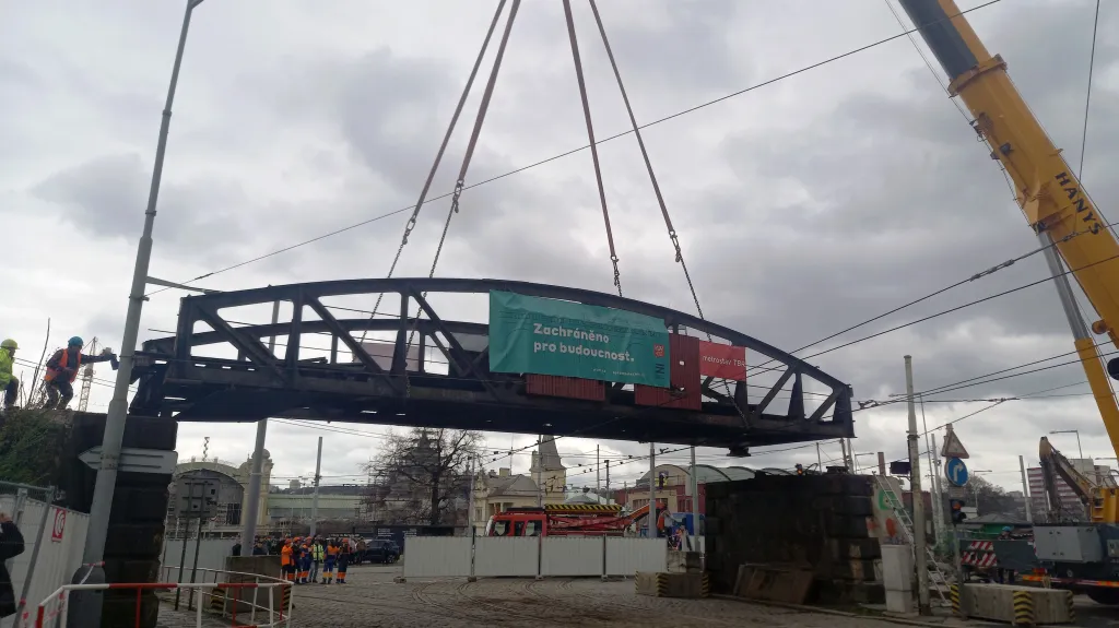 Demontáž mostu u pražského Výstaviště