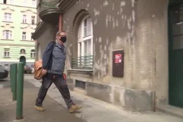 Obavy z nákazy snižují zájem o řemeslníky. Život jim komplikují i pokuty za nedodržení termínu